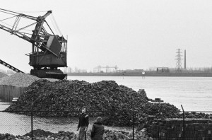 21 december 1974 Hoge waterstand in Rijn bij Arnhem steenfabriek Malburgen