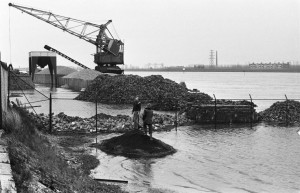 21 december 1974 Hoge waterstand in Rijn bij Arnhem steenfabriek in het water
